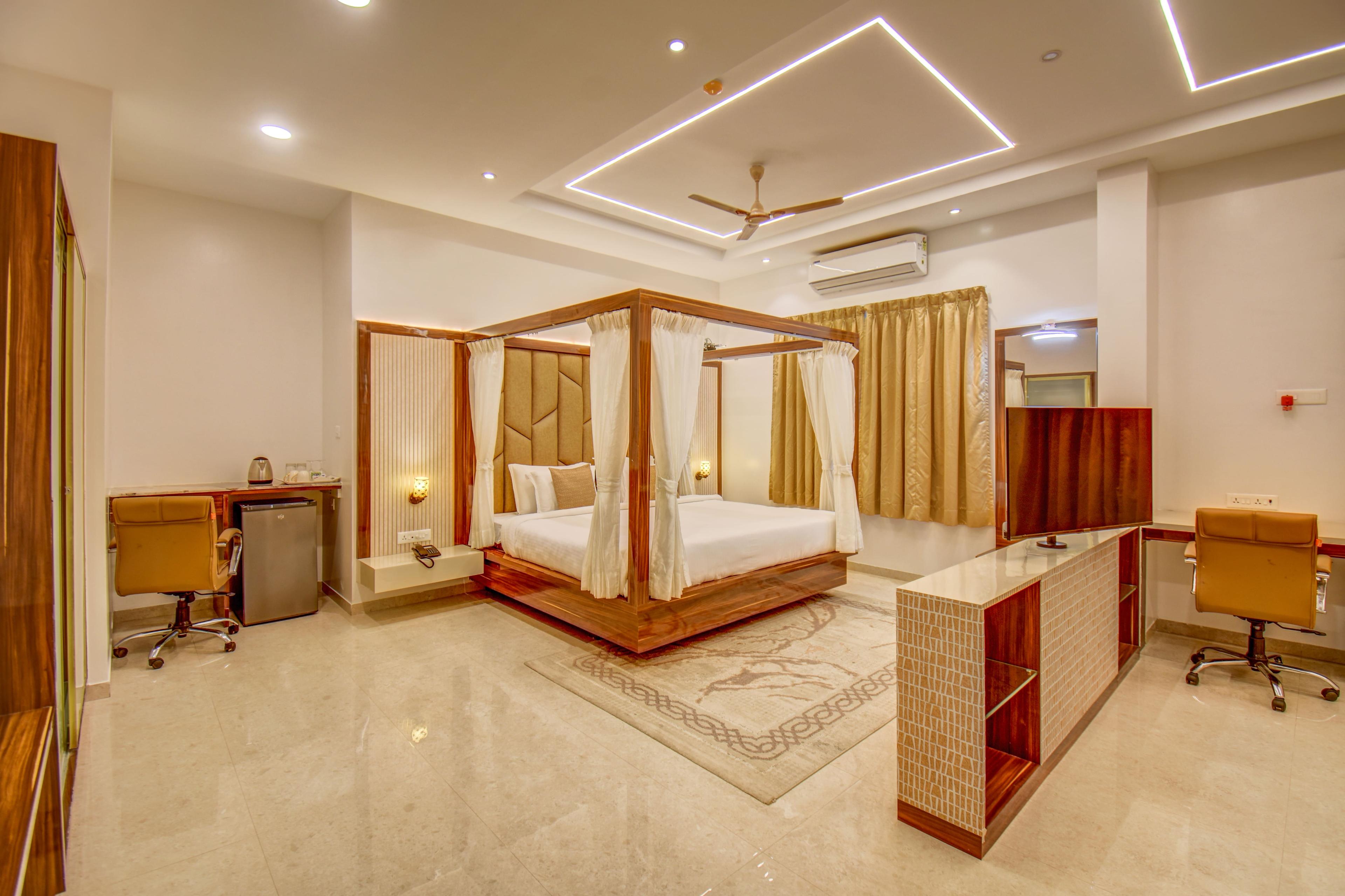 Executive Suite room with bathtub & private pool - Image 1
