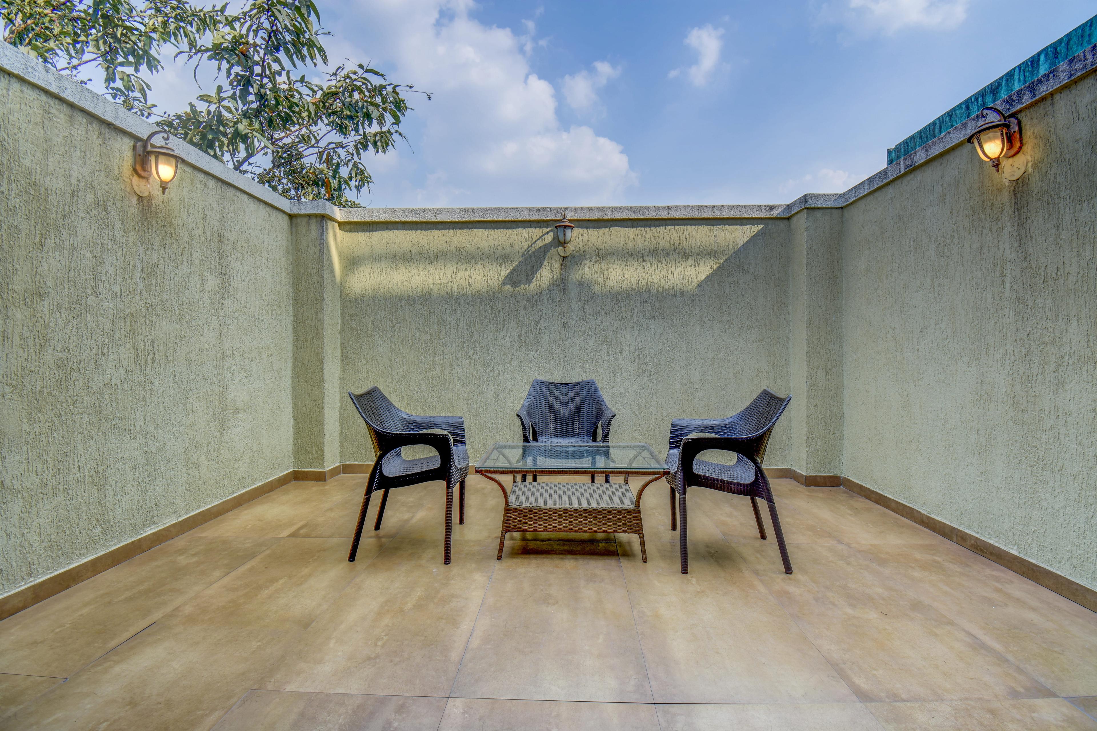 Executive Suite room with bathtub & private pool - Image 2