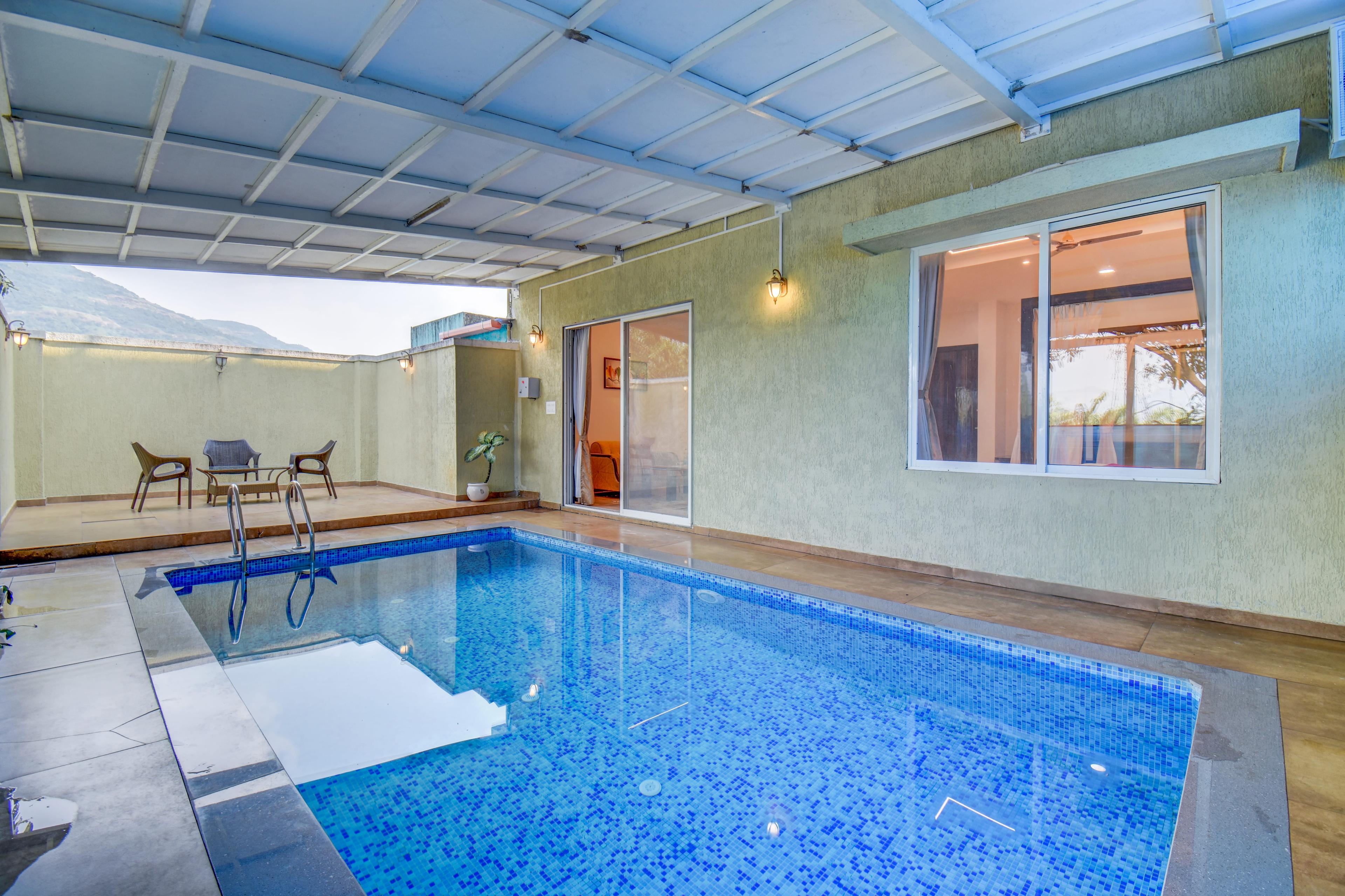 Executive Suite room with bathtub & private pool - Image 3