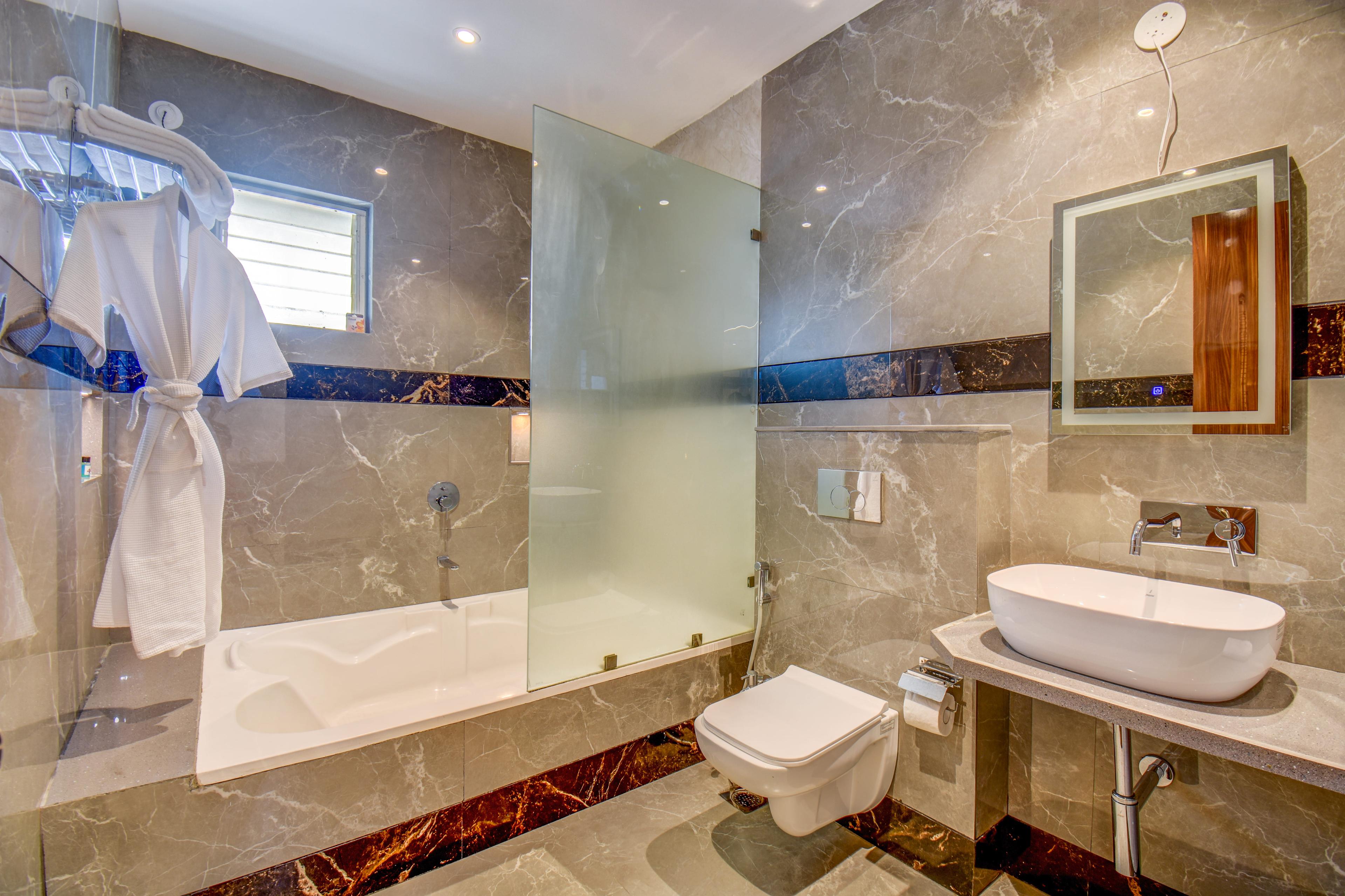 Executive Suite room with bathtub & private pool - Image 4