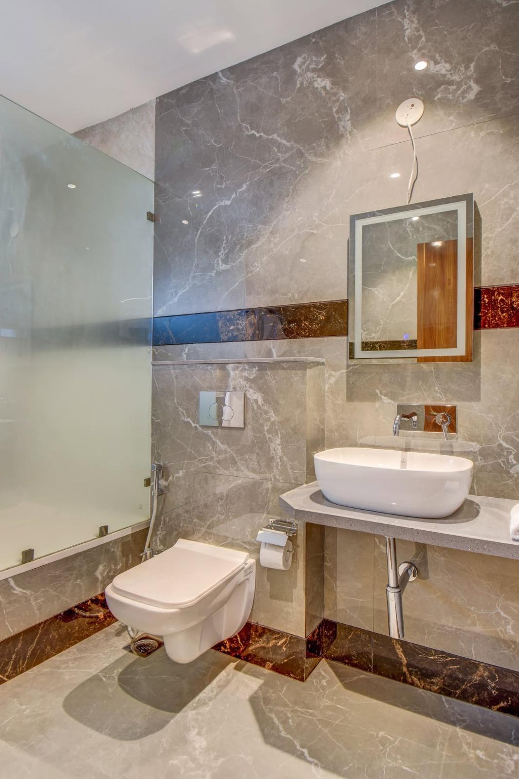 Executive Suite room with bathtub & private pool - Image 5