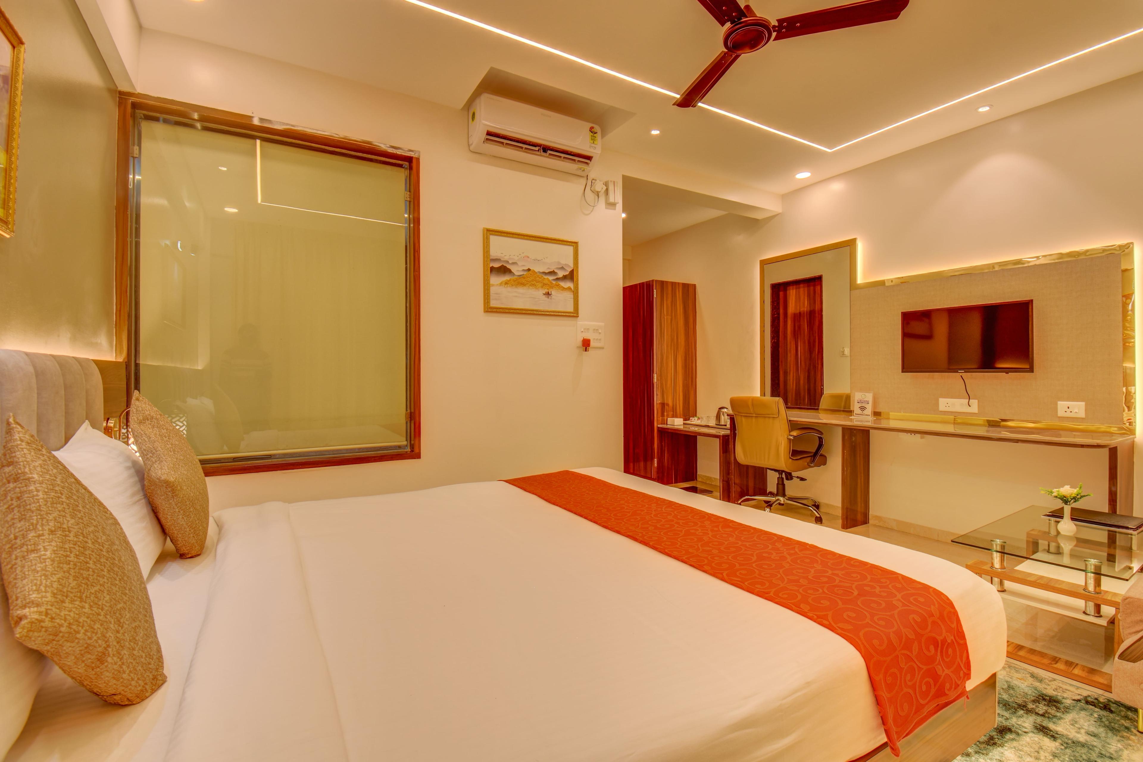 Suite room with bathtub  - Image 2