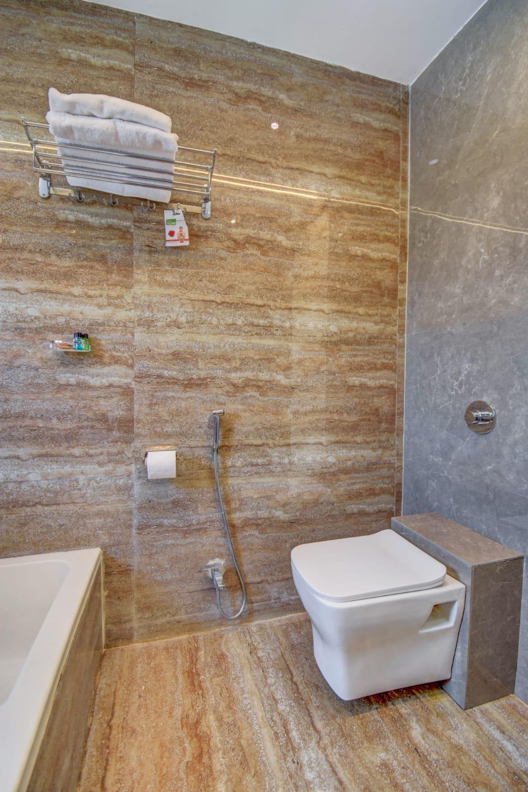 Suite room with bathtub  - Image 4