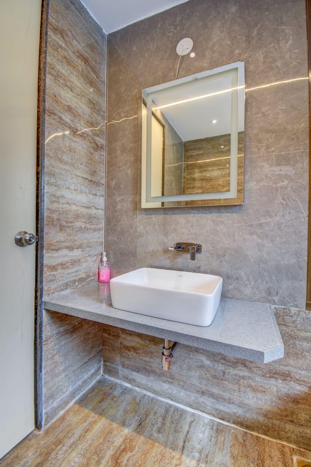 Suite room with bathtub  - Image 5