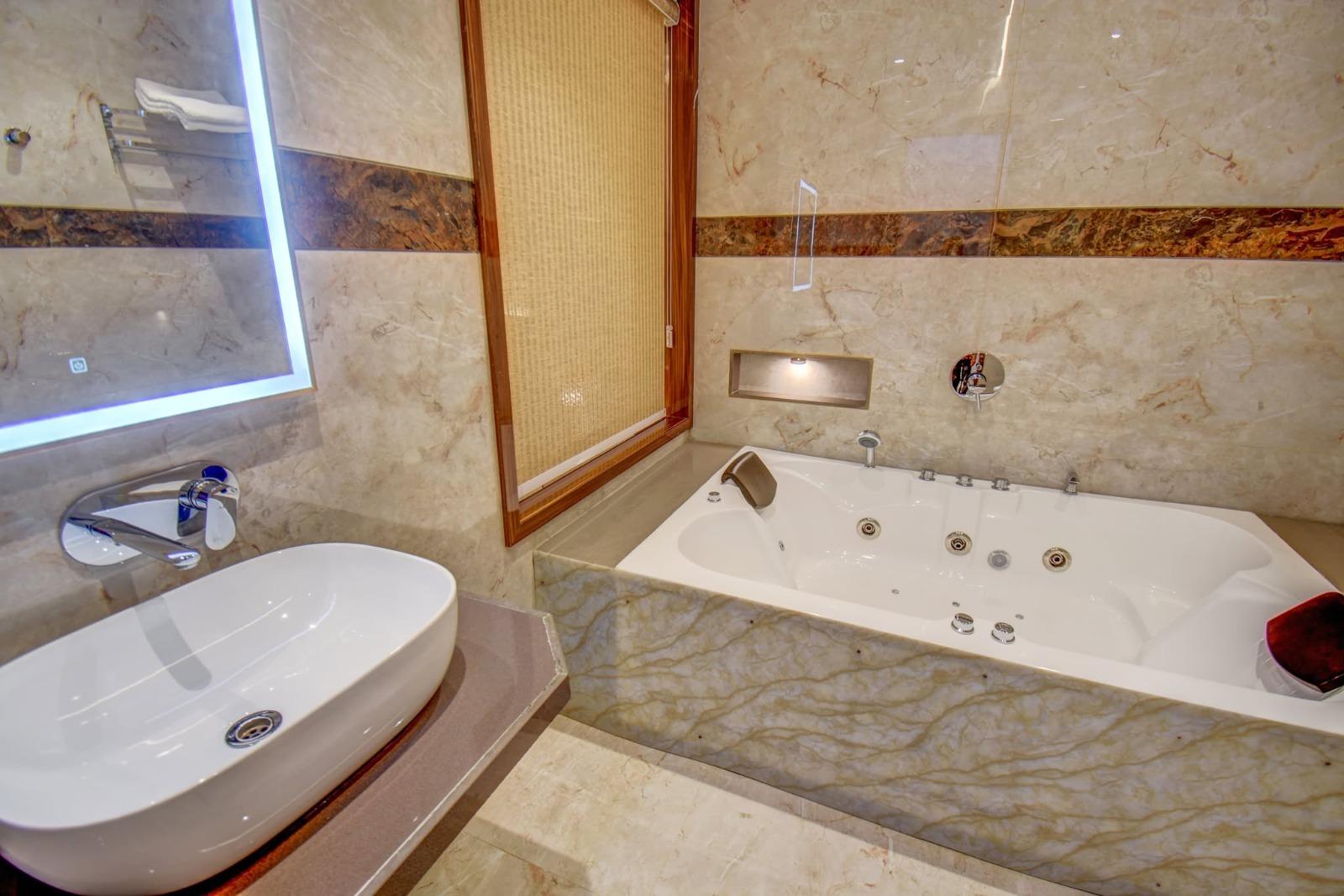 Super Deluxe Room With Jacuzzi - Image 5